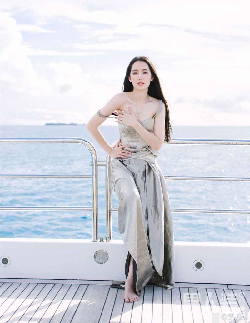 QQ音乐巅峰之夜郭碧婷露面十分钟 全网研究她眉间那道纹