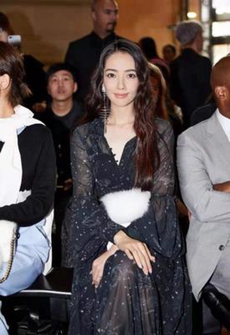 QQ音乐巅峰之夜郭碧婷露面十分钟 全网研究她眉间那道纹